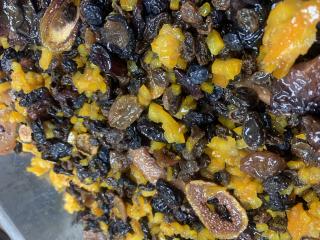 シュトーレンのフルーツ漬け込みましたー